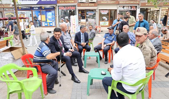 Kızıltepe Kaymakamı Abdullah Şahin, Cumhuriyet Meydanı’nda vatandaşlarla buluştu