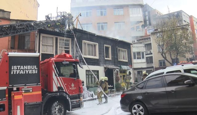 Beşiktaş’ta iki katlı ahşap bina yandı