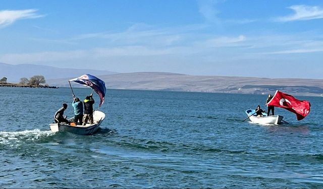 Çıldır Gölü'nde balıkçılardan Ata’ya büyük saygı