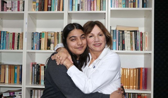 Liseli Zelal'in hayatı çello ile değişti; şimdi başka çocuklara umut oluyor