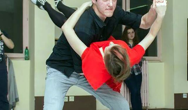 Otomobil, köprü ayağına çarptı; Sırp dansçı öldü, 3 arkadaşı yaralı