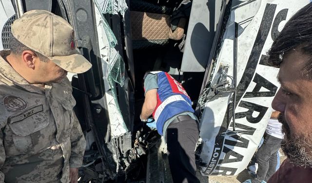 Mardin'de akaryakıt yüklü tanker devrildi; 1 ölü, 1 yaralı