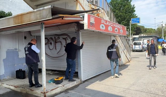 Avcılar'da kaçak büfeler 15 yıl sonra yıkıldı