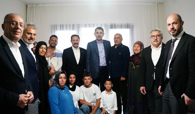 Bakan Kurum, Hatay'da evlerinin yapımı tamamlanan depremzede aileye misafir oldu