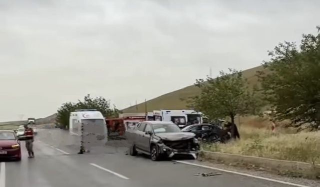 Diyarbakır'da otomobil ile kamyonet çarpıştı: 1 ölü, 3 yaralı