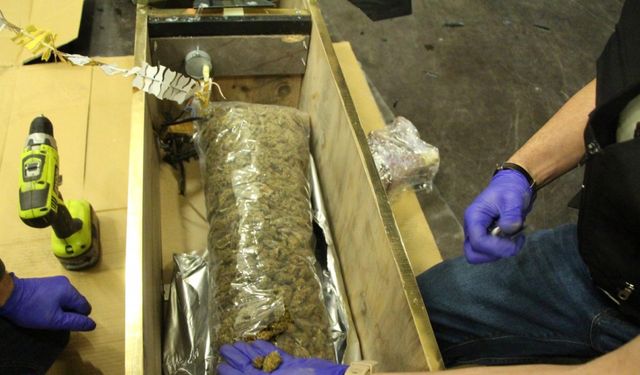 Kapıkule'de mobilya yüklü minibüste 49 kilo 866 gram esrar ele geçirildi