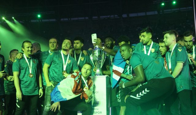 Kocaelispor şampiyonluk kupasını kaldırdı