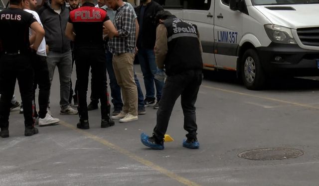 Küçükçekmece’de polise bıçak çekerek direnen şüpheli, bacağından vurularak etkisiz hale getirildi