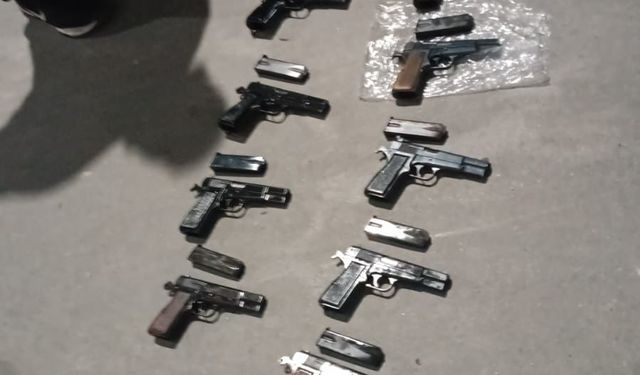 Otomobilde 17 ruhsatsız tabancayla yakalandı
