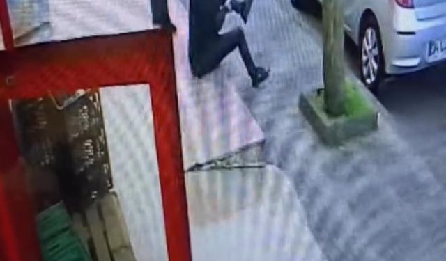 Ümraniye’de motosikletli saldırgan araçtan inen adama kurşun yağdırdı Husumetlilerini sakladığı için vurdu.