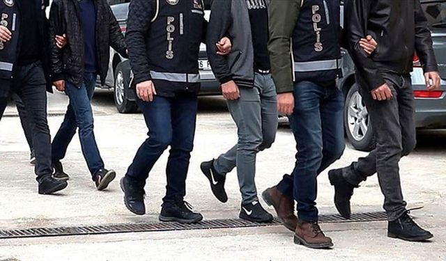 İzmir merkezli FETÖ operasyonu 33 kişi gözaltına alındı