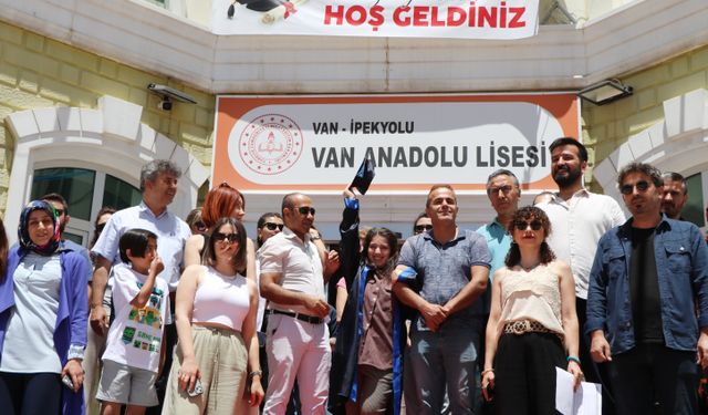 Okulunun  Desteğiyle Ameliyat Olan Elif Eylül, Mezuniyetine Yürüyerek Katıldı