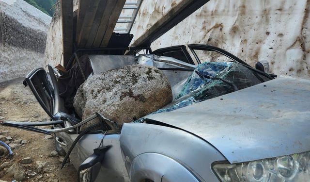 Yamaçtan kopan kaya parçasının üzerine düştüğü kamyonetteki 1 kişi öldü, 2 kişi yaralandı