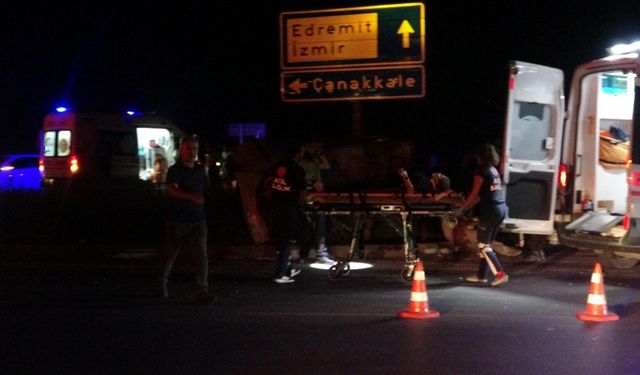 Çanakkale'de kavşakta otomobiller çarpıştı: 1'i ağır, 3 yaralı
