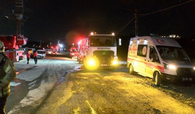 Eyüpsultan’da lastik deposu alev alev yandı