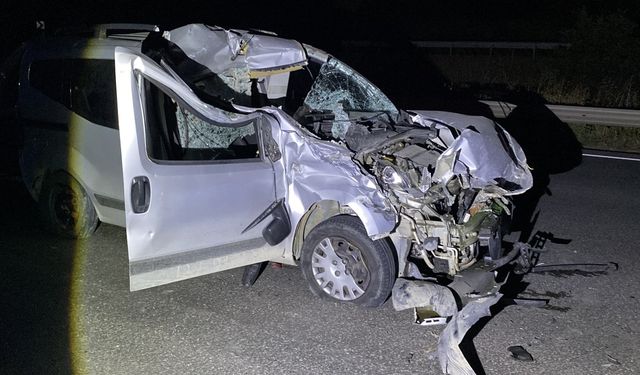 Tomruk tüklü TIR ile hafif ticari araç çarpıştı: 1 yaralı