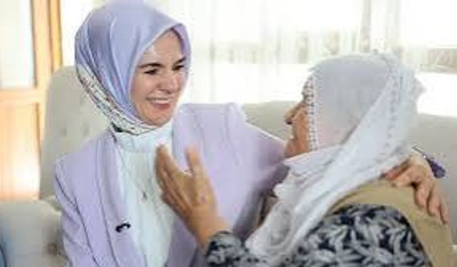 Bakan Göktaş, sosyal medya fenomeni 'Raife Babaanne'yi ziyaret etti