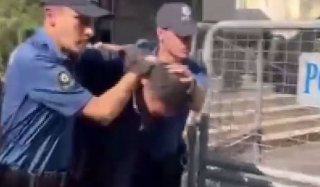 Beyoğlu'nda seyyar satıcı yer kavgasında dövülerek öldürüldü; o anlar kamerada