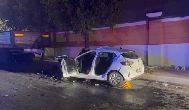 Büyükçekmece'de otomobil park halindeki TIR'a çarptı: 1 ölü, 4 yaralı