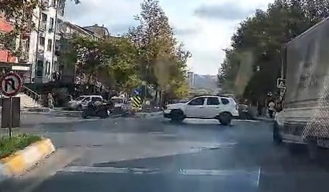 Esenyurt'ta otomobille motosiklet çarpıştı; kaza kamerada