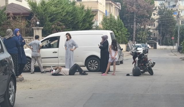 Hafif ticari araçla çarpışan motosikletin sürücüsü yaralandı