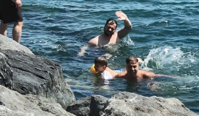 İstanbul’da sıcaktan bunalanlar Sirkeci Sahili'ne akın etti