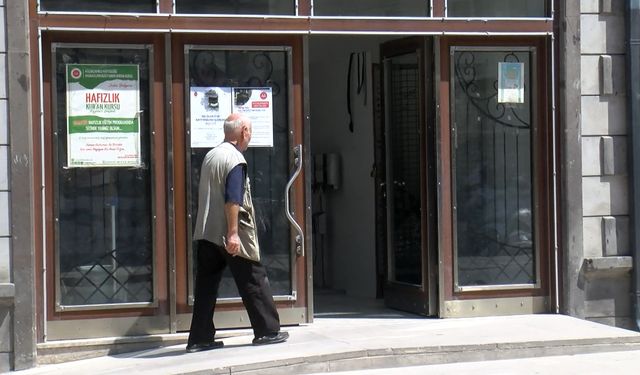 Küçükçekmece'de caminin kapısının camlarını kıran kadın gözaltına alındı