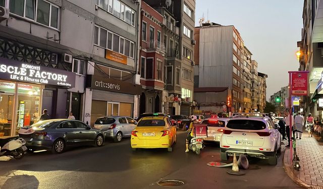 Şişli'de ara sokaktan çıkan otomobil motosiklete çarptı
