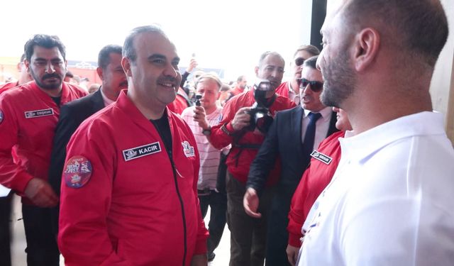 Bakan Kacır, Demirören Medya standını ziyaret etti