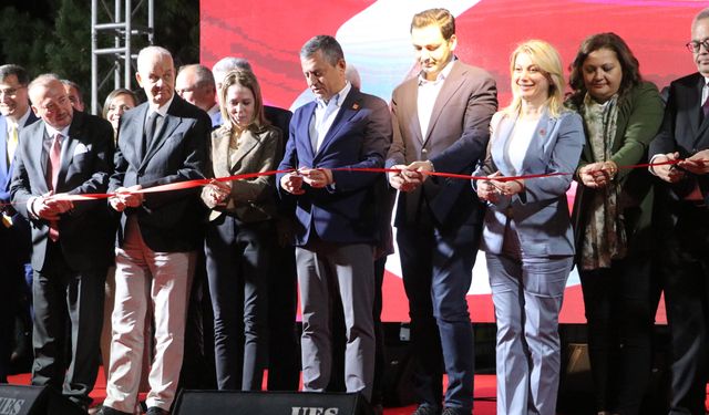 CHP Genel Başkanı Özel, Uşak'ta Ferdi Zeyrek Amfi Salonunun açılışını yaptı