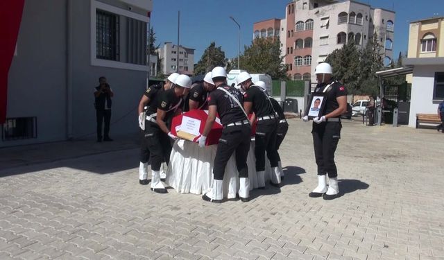 Kalp krizinden ölen polis babasını son yolculuğuna fotoğrafını öpüp, uğurladı