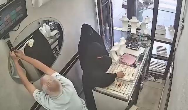 Kuyumcunun dikkatini dağıtıp, 2,5 kilogram altın çaldılar