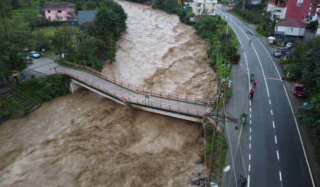 Rize ve Artvin'de selin izleri siliniyor