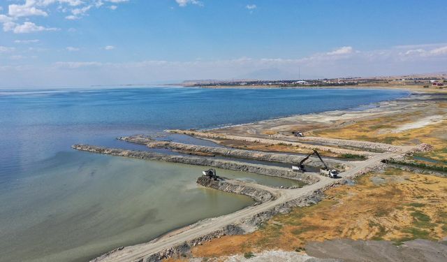 Van Gölü'nden 1 milyon 970 bin metreküp dip çamuru çıkarıldı