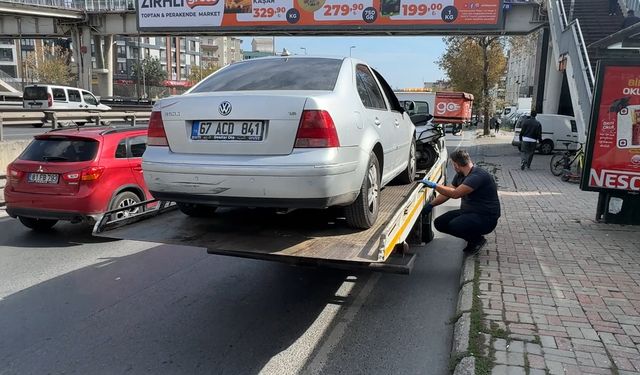 Avcılar'da motosikletli kurye otomobile çarptı