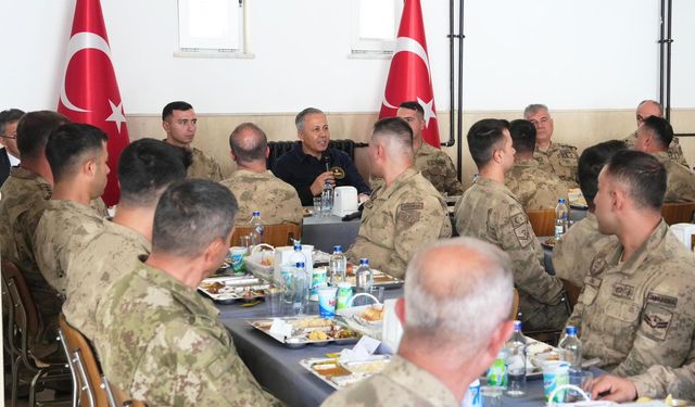 Bakan Yerlikaya, Hakkari'de 'Sınır Güvenliği Toplantısı'na katıldı