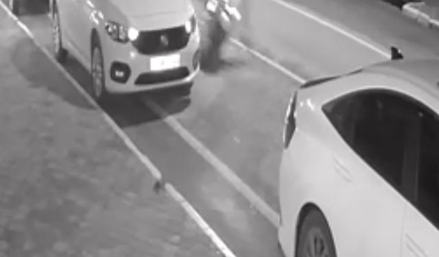 Balıkesir'de motosikletin yayaya çarptığı kaza kamerada: 2 yaralı