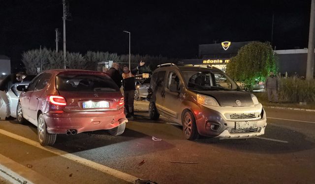 Bursa'da 3 aracın karıştığı zincirleme trafik kazası: 3 yaralı