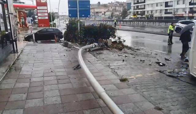 Büyükçekmece'de aydınlatma direğine çarpan minibüs devrildi: 2 yaralı