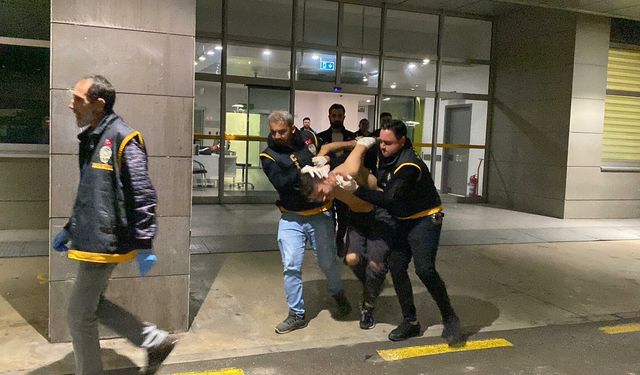 Camide 2 kişiyle ilişkiye girdiğini iddia ettiği kız kardeşine şiddet uygulayıp, üzerine kaynar su döktü