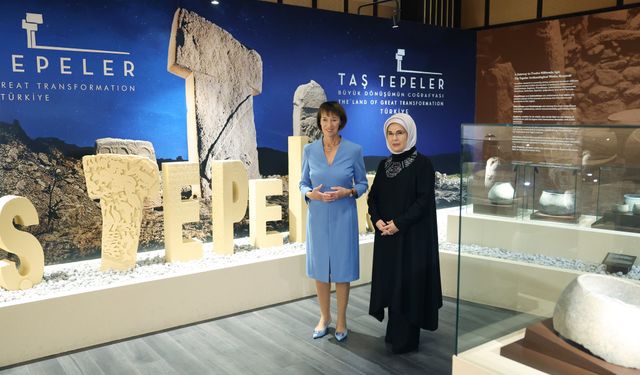 Emine Erdoğan, Almanya Başbakanı Merz'in eşiyle Millet Kütüphanesi'ni ziyaret etti