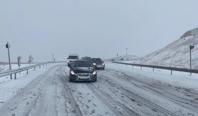 Erzincan-Sivas kara yolunda kar yağışı ulaşımı aksattı