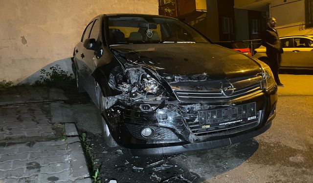 Eyüpsultan'da yokuş aşağı inen otomobil park halindeki 8 araca çarptı