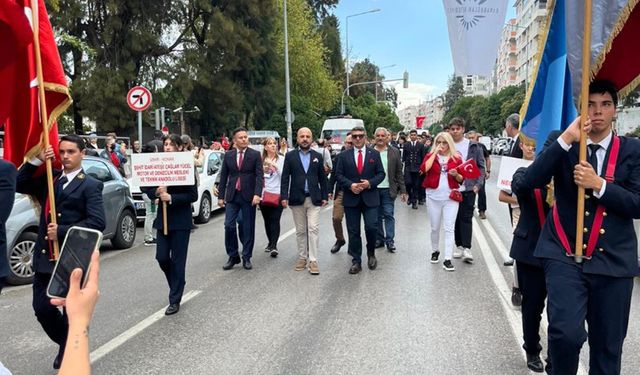 İzmir'de öğrencilerden '102'nci Yıl Cumhuriyet Yürüyüşü'