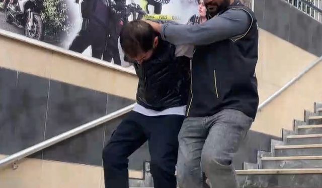 Kadıköy'de binalara tırmanarak milyonlarca liralık hırsızlık yapan şüpheliler kamerada