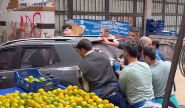Kağıthane'de tezgah açamayınca pazar yerinde bırakılan aracı elbirliğiyle kaldırdılar; o anlar kamerada