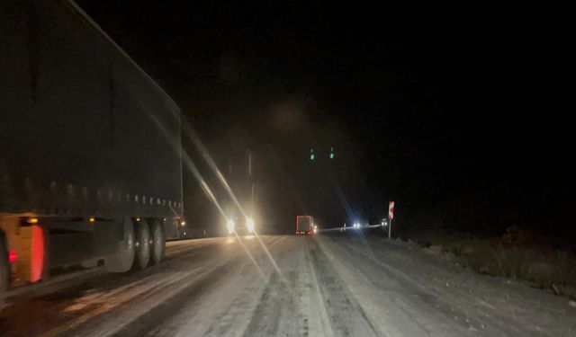 Kar ve buzlanma nedeniyle Ilgar Geçidi'nde TIR'lar mahsur kaldı