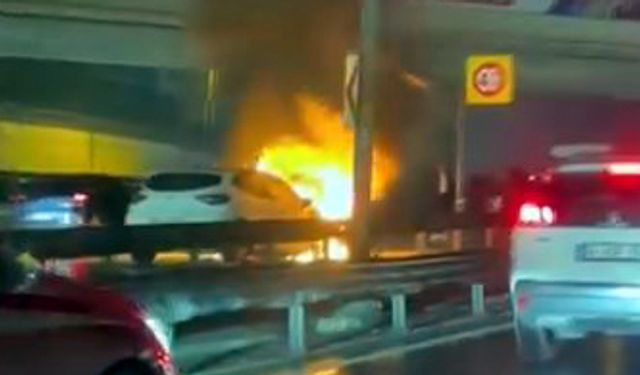Küçükçekmece D-100'de otomobil yandı