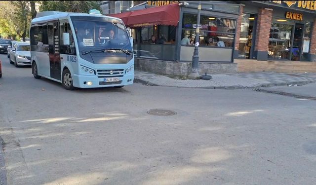 Maltepe'de minibüsün çarptığı yaya yaralandı; Kaza kamerada