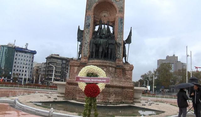 Muhtarlar Günü'nde Taksim Cumhuriyet Anıtı'na çelenk konuldu